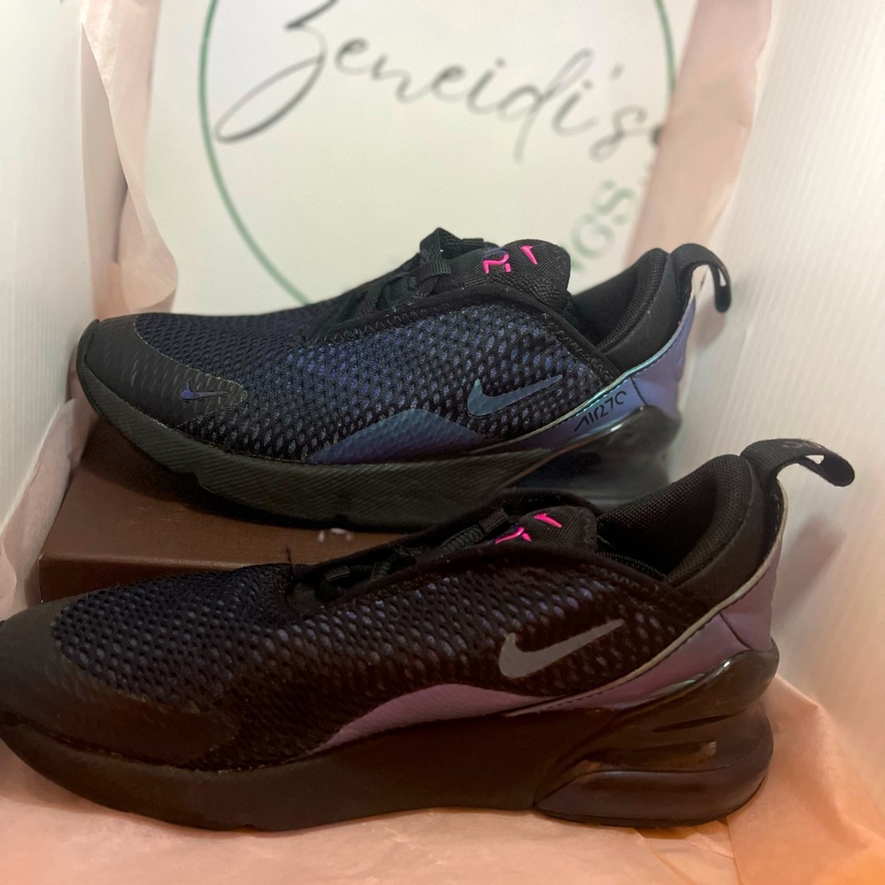 kid Airmax 270 used but in excellent condition super versatile shoe.sold as Is!